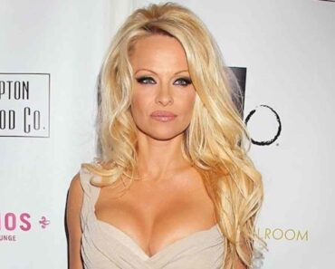 Pamela Anderson, com’è oggi la ‘bagnina’: età, altezza, peso e misure, 6 matrimoni e 2 figli